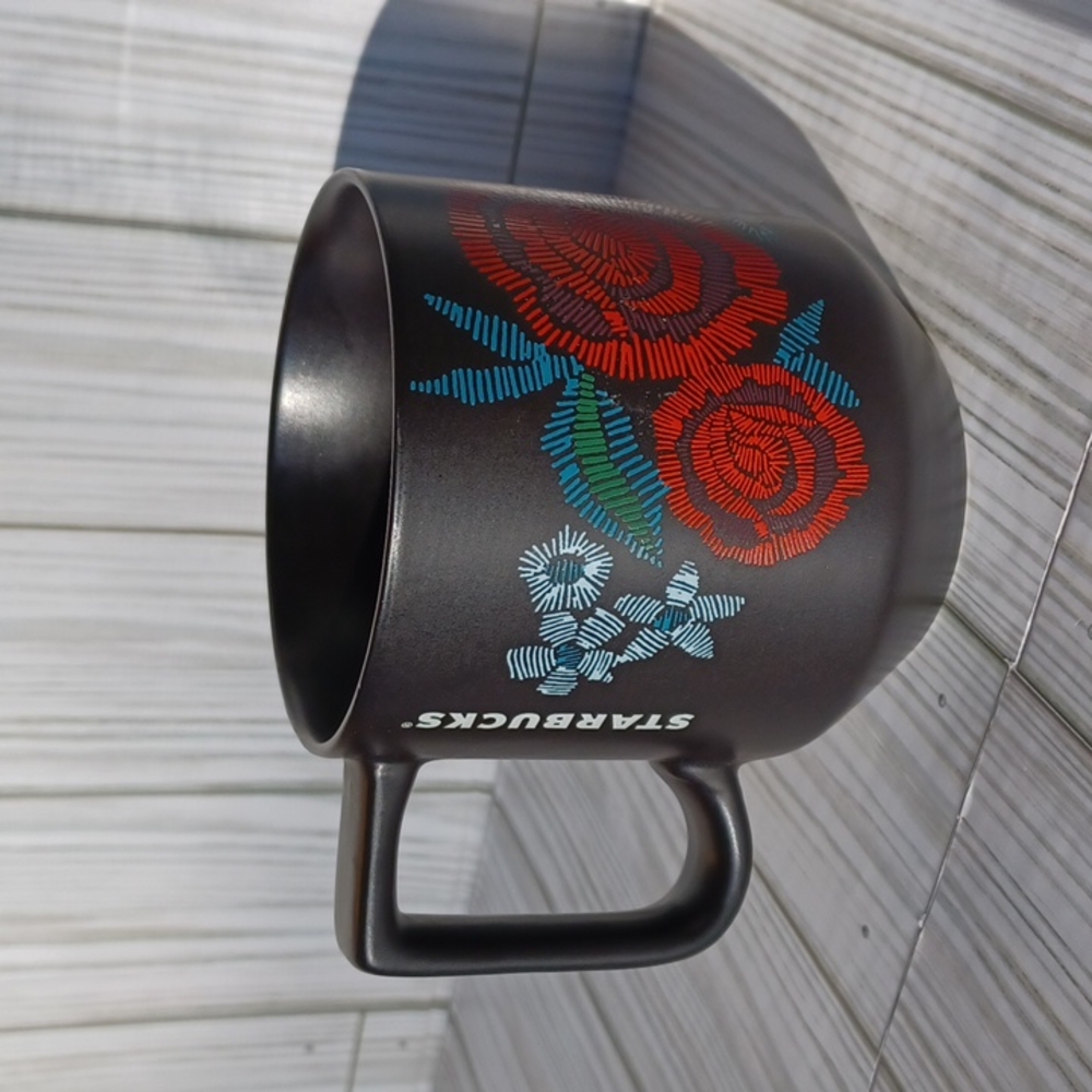 Starbucks 2018 Holiday mug. Red rose & White flower stitch work. 10fl oz.